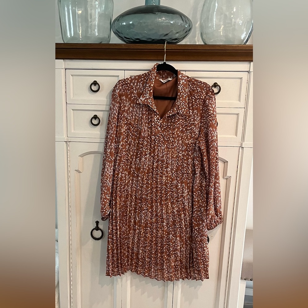 Gorgeous Nine West dress. Body of dress is lined.